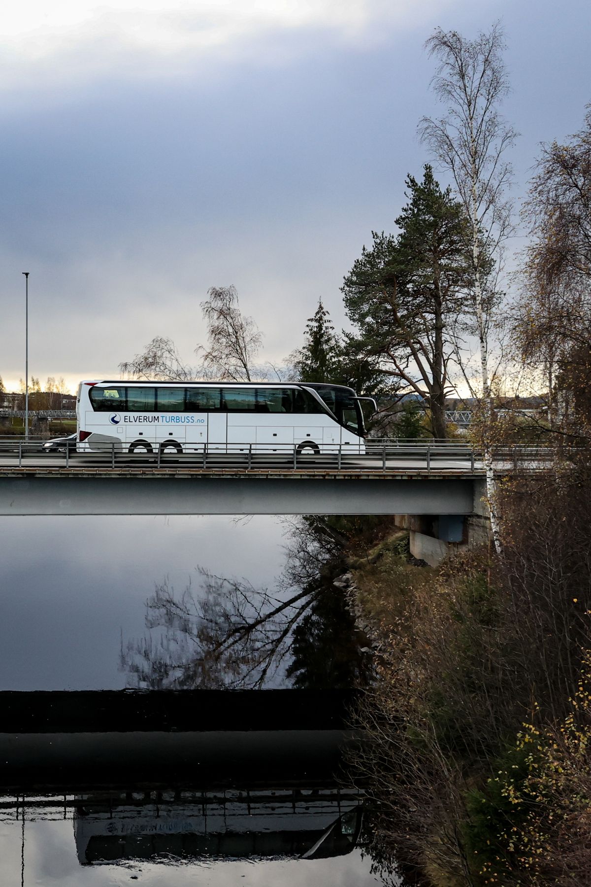 Turbuss fra Elverum Turbuss kjører over ei bru