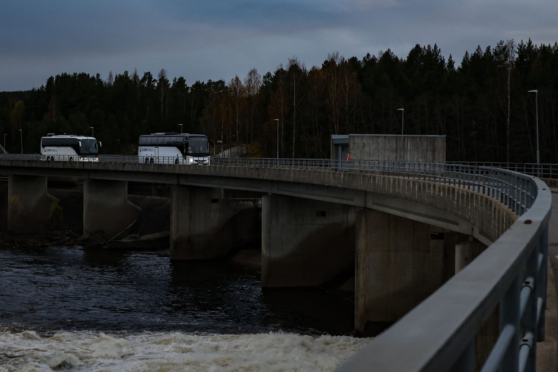 Turbusser fra Elverum Turbuss kjører over demning