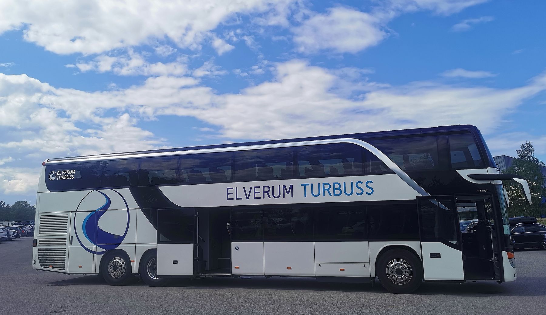 Dobbeltdekker fra Elverum Turbuss under blå himmel