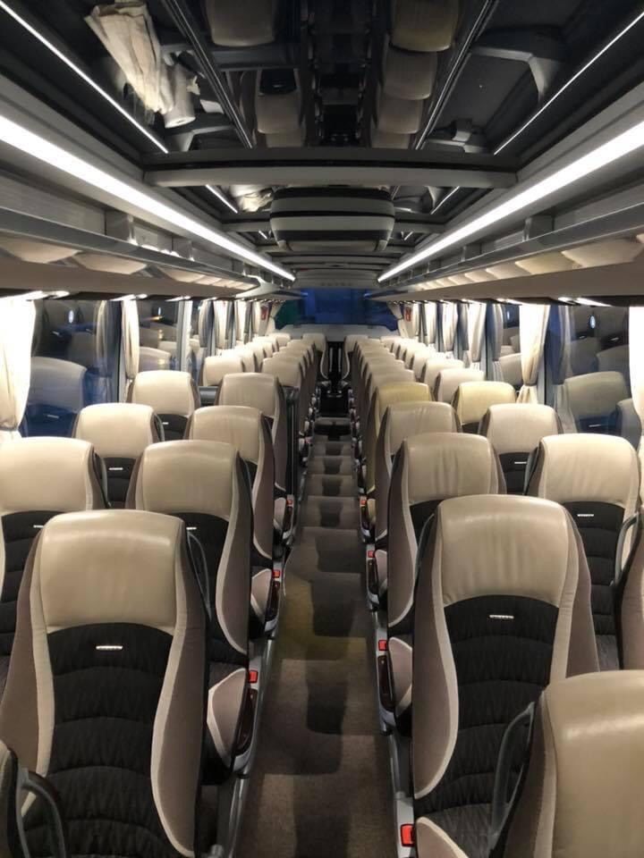 Interiør med komfortable seter i Setra S516 HD
