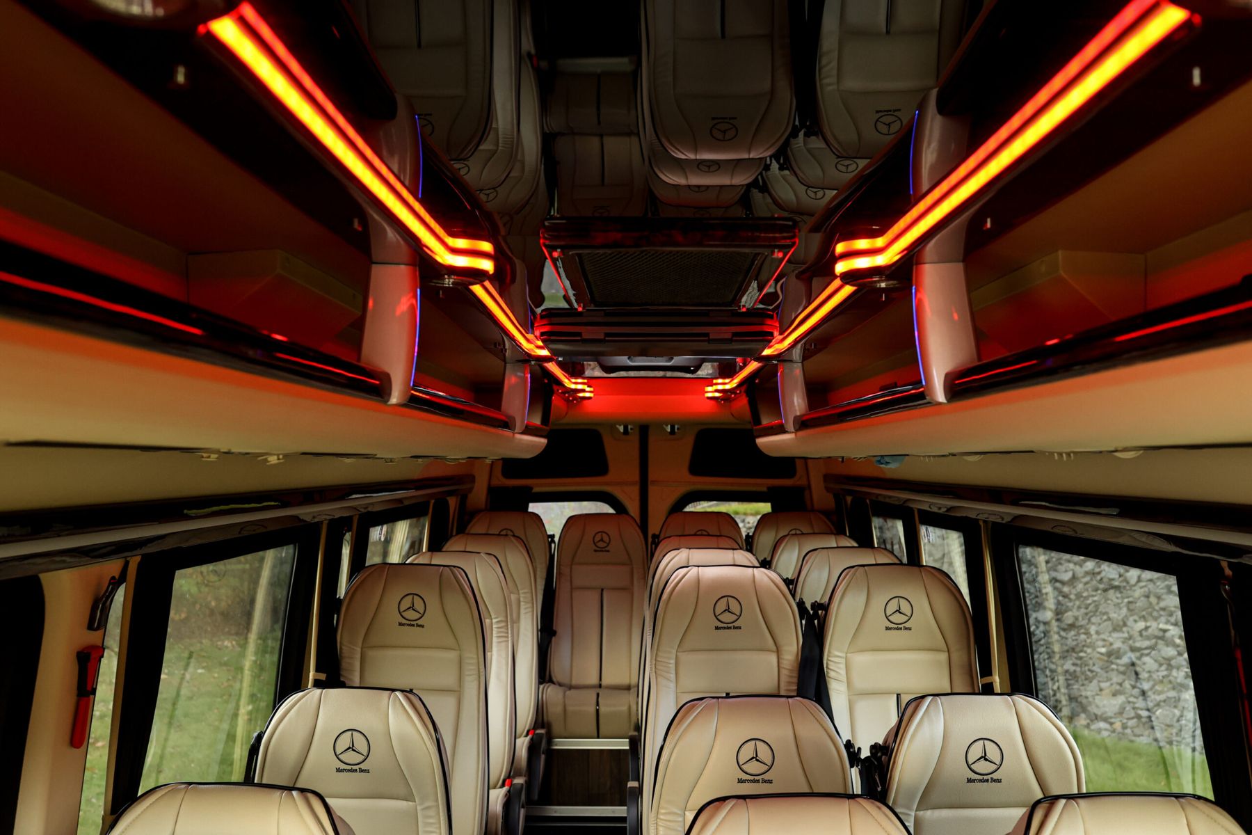 Svart VIP-minibuss Mercedes Sprinter fra Elverum Turbuss