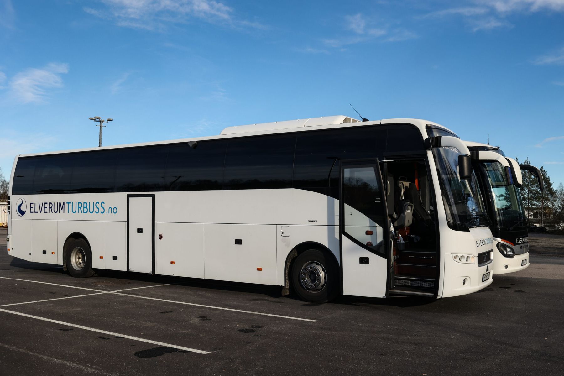 Hvit Volvo 9500 turbuss fra Elverum Turbuss